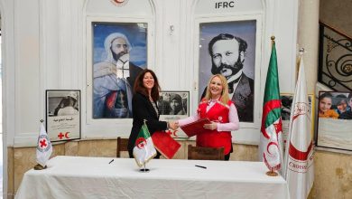 صورة تغطية المؤسسة العمومية للتلفزيون الجزائري لاستقبال رئيسة الهلال الأحمر الجزائري الدكتورة ابتسام حملاوي لرئيسة بعثة اللجنة الدولية للصليب الأحمر بالجزائر لإمضاء الإتفاقية السنوية بين الهلال الأحمر الجزائري مع اللجنة الدولية للصليب الأحمر