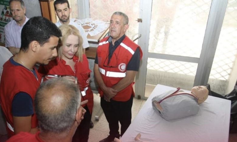 صورة رئيسة الهلال الأحمر الجزائري تزور معرض الإسعافات الأولية بتيغزيرت