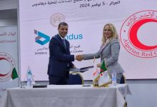 صورة إبرام اتفاقية اطار بين الهلال الاحمر الجزائري و مجمع الصناعات المحلية