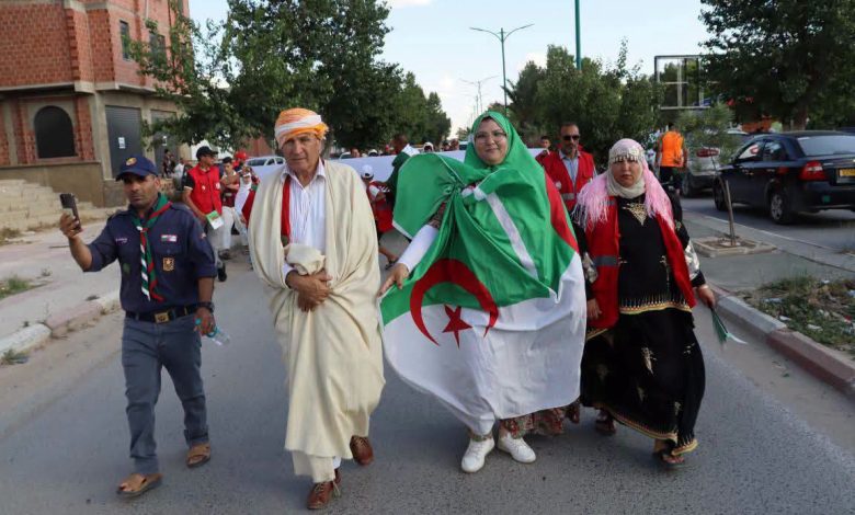 صورة من ولاية خنشلة فرسان الهلال الأحمر الجزائري يشاركون في إحياء الذكرى 64 لإستقلال الجزائر .
